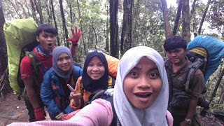 Jalur pendakian gunung cikuray, pos pemancar gunung cikuray, trek gunung cikuray, cara menuju gunung cikuray, terminal guntur menuju pos pemancar, pos pemancar cikuray, pos 1 cikuray, pos 2 cikuray, pos 3 cikuray, pos 4 cikuray, pos 5 cikuray, puncak cikuray, trek awal kebun teh, trek awal cikuray, gunung cikuray mistis, gunung cikuray horor, pengalaman mistis di gunung, pendakian, pendaki indonesia, Gunung di Indonesia, gunung di jawa barat, gunung cikuray, gunung cikuray 2818, ketinggian gunung cikuray, 