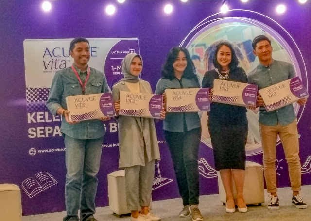 Acuvue Vita Softlense terbaik di Indonesia, Softlense aman, Softlense bagus, softlense rekomended, memilih softlense yang aman, cara memasang softlense, keunggulan softlense acuvue vita, cara memilih softlense yang baik dan aman