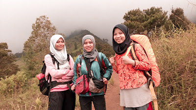 Gunung Cikuray Jalur pendakian gunung cikuray, pos pemancar gunung cikuray, trek gunung cikuray, cara menuju gunung cikuray, terminal guntur menuju pos pemancar, pos pemancar cikuray, pos 1 cikuray, pos 2 cikuray, pos 3 cikuray, pos 4 cikuray, pos 5 cikuray, puncak cikuray, trek awal kebun teh, trek awal cikuray, gunung cikuray mistis, gunung cikuray horor, pengalaman mistis di gunung, pendakian, pendaki indonesia, Gunung di Indonesia, gunung di jawa barat, gunung cikuray, gunung cikuray 2818, ketinggian gunung cikuray,