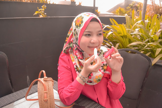 Lipbalm Wardah, Review Lipbalm Wardah, Harga Lipbalm Wardah, Harga Lipbalm Wardah Everyday Fruity Sheer, Review Wardah Everyday Fruity Sheer, Cara menggunakan lipbalm, cara mengatasi bibir kering, lipbalm wardah, bibir pecah-pecah